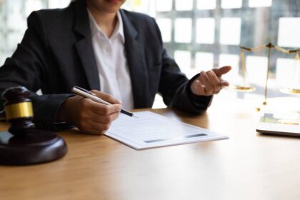 Female,Lawyer,Reading,Agreement,Contract,Document,And,Explaining,Legal,Agreement Santa Clara County Real Estate Litigation Attorney