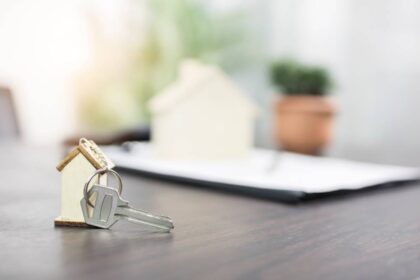 House,Key,On,Table,With,Contract,Form,,Selling,And,Buying Homeowners Association Lawyer