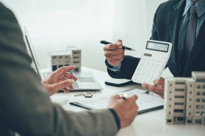 Real,Estate,Agent,Condo,Salesperson,Talks,To,Customers,Offer,Promotions HOA Lawyer in Los Gatos