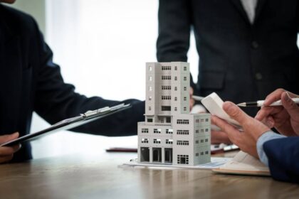 A,Professional,Businessman,In,A,Suit,Conducts,A,Meeting,At HOA